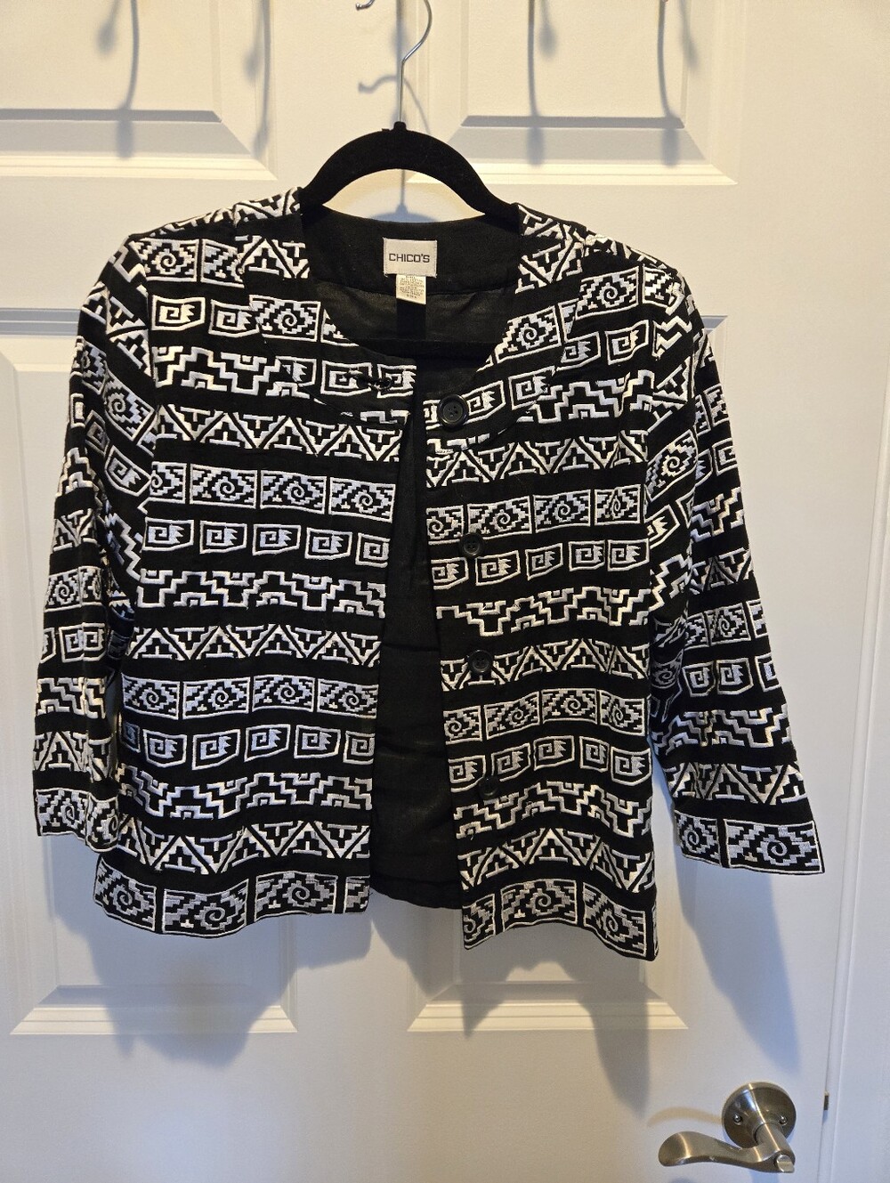 Chicos Aztec Geometric Black White Embroidered Cropped Jacket Size 0/Sm EUC